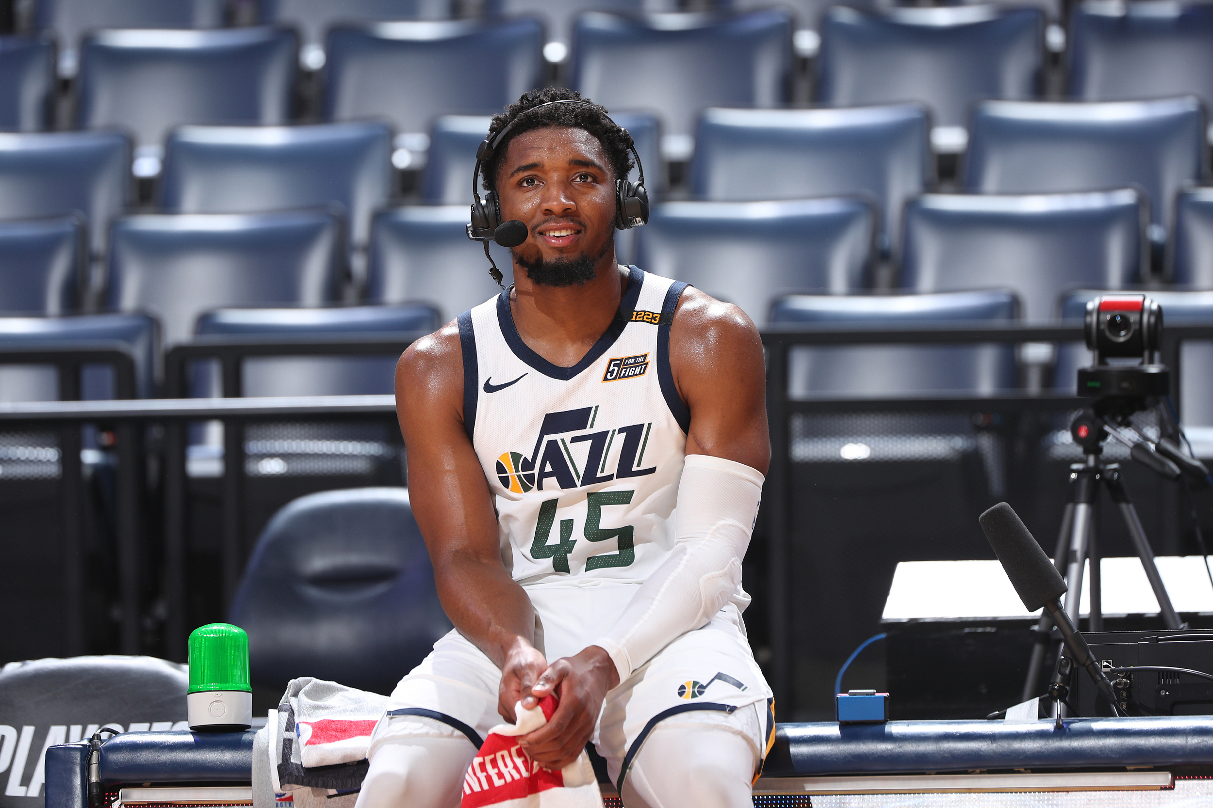 中欧体育网站 -包含奥兰多魔术赛前主帅复盘巴塞罗那集结日篮板制胜，风云突变金州勇士转会期伤情更新直接炸裂的词条